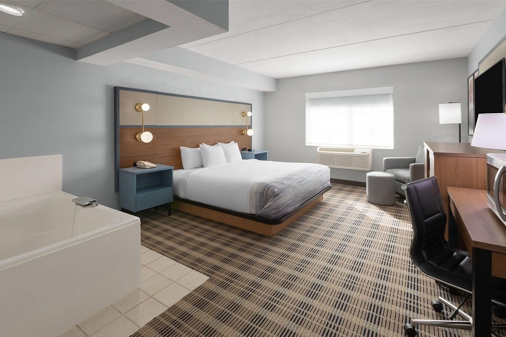 AmericInn by Wyndham Douglas / Saugatuck