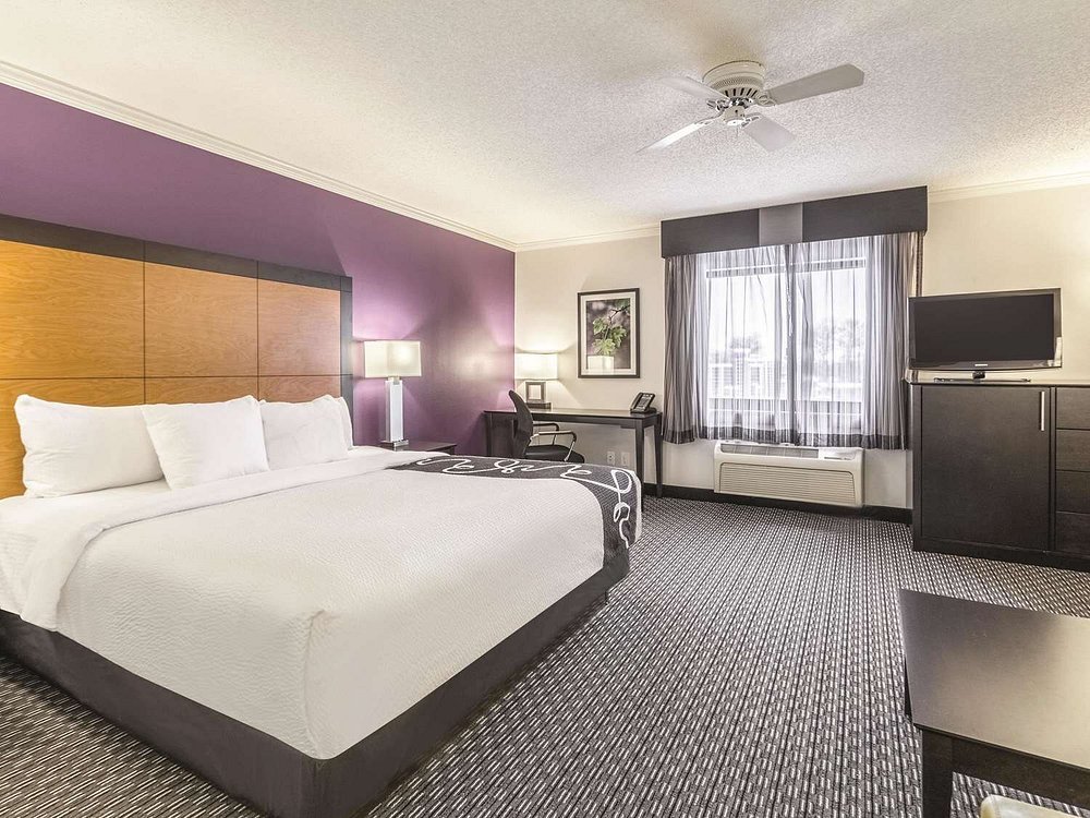 La Quinta Inn & Suites by Wyndham Cleveland - Airport North
