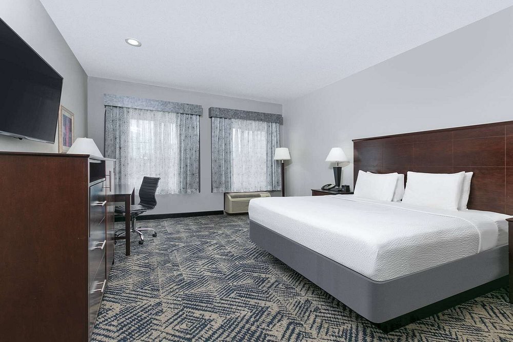 La Quinta Inn & Suites By Wyndham Tulsa Airpt / Expo Square