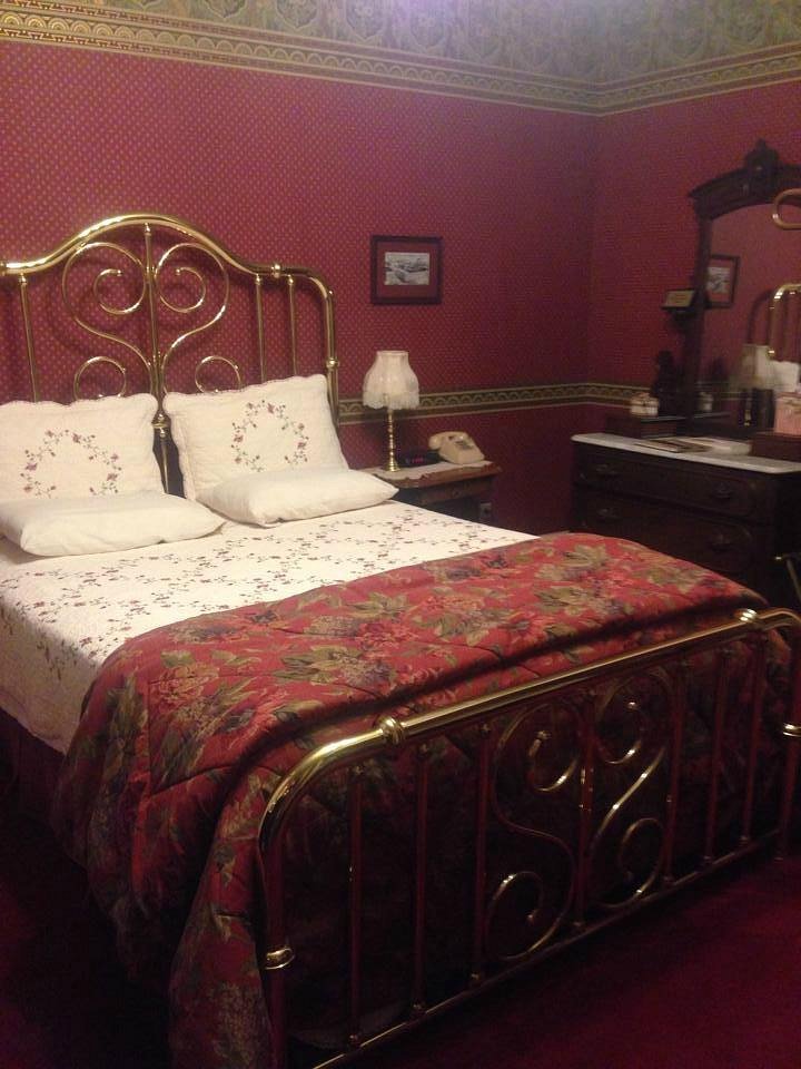 Redstone Inn & Suites