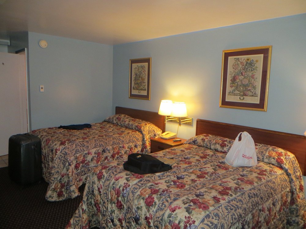 Budget Host Three Crowns Motor Lodge