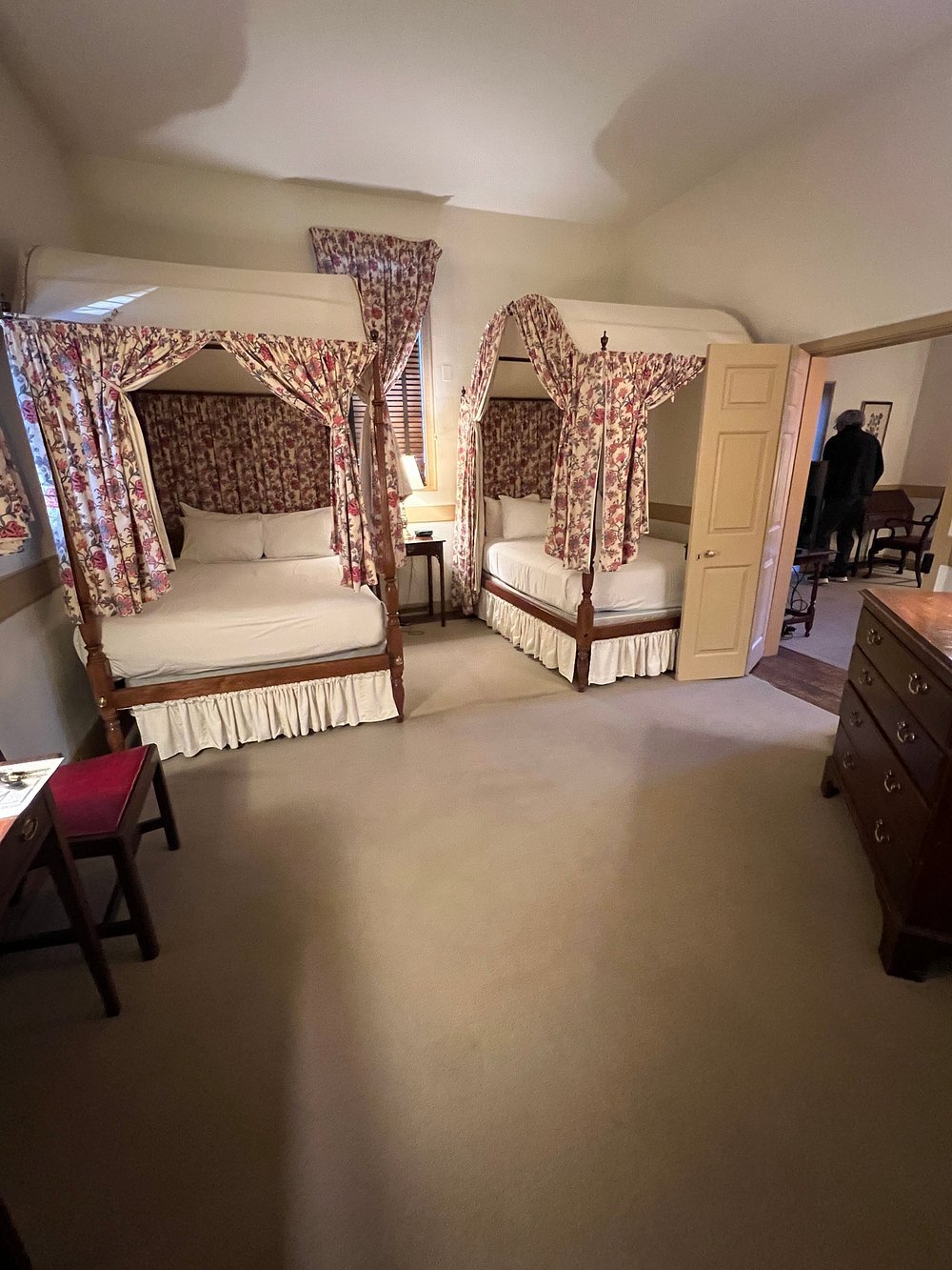 Colonial Houses, An Official Colonial Williamsburg Hotel