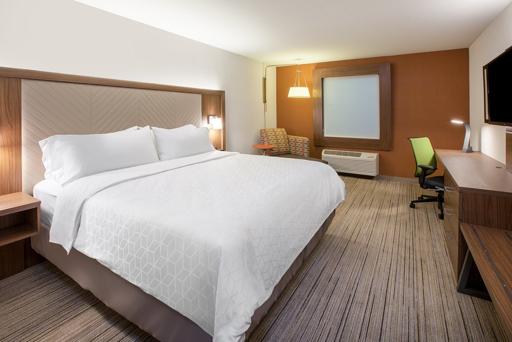 Holiday Inn Express & Suites Fayetteville South By IHG