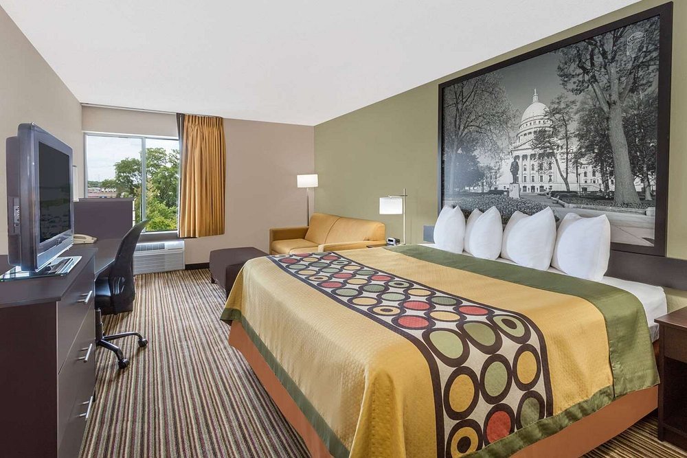 Super 8 by Wyndham Madison South