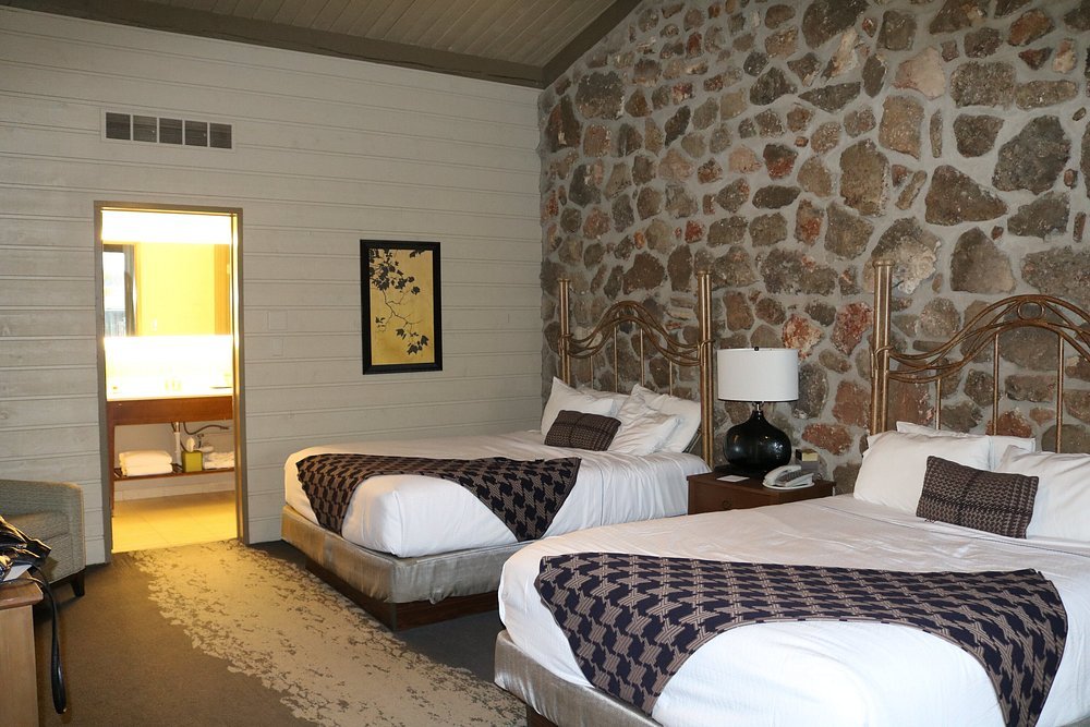 The Lodge Of Four Seasons
